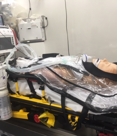 Transport des malades dans un "sarcophage" 